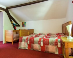 Slaapkamer met kinderbedje